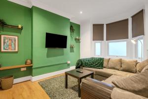 Perfect for Contractors, Free Street Parking