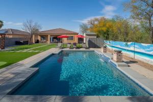 Stylish 4BR Desert Oasis with Pool and Spa Putting Green