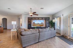 Stylish 4BR Desert Oasis with Pool and Spa Putting Green