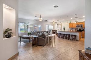 Stylish 4BR Desert Oasis with Pool and Spa Putting Green