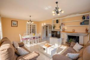 Family villa with pool 9 min walk from the beach