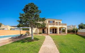 Family villa with pool 9 min walk from the beach