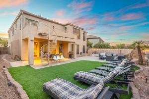 Luxury Golf Course Home Pool Views & 7 Bedrooms