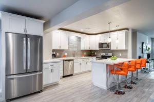 Stylish Scottsdale Home & Pool Table