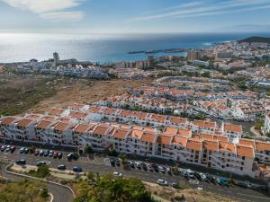 SUNLIT ISLE - heated pool, fibre net, Los Cristianos