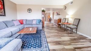 2 Bedroom Condo with Community Pool and Parking