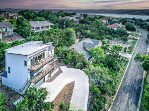 Lake Travis home w game room & hot tub
