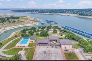 Lake Travis home w game room & hot tub