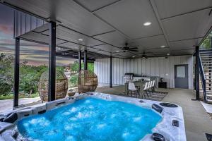 Lake Travis home w game room & hot tub