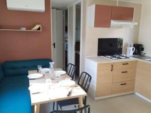 Mobil Home Confortable avec Terrasse pour 8 Personnes - API-1-52-1164