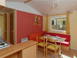 Mobil-home cosy avec terrasse pour 4 personnes - API-1-52-880