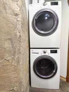 SKI IN SKI OUT Pool table hot tub A plus kitchen 7 bed