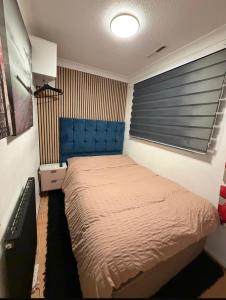 Room 3 minute drive from Luton Airport