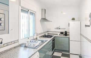 Stunning Home In Chiclana De La Fronter