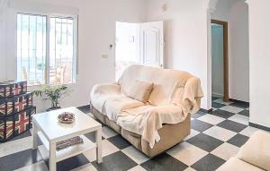 Stunning Home In Chiclana De La Fronter