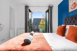 Luxury 4 Bed Home, Garden, Parking, 3 Baths