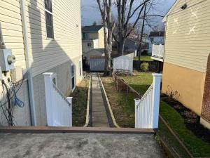 25 Lux Room 5 - 2 Queen Beds, Shared Bathroom - Nonsmoking