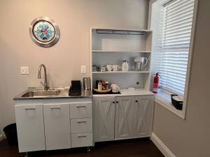 25 Lux Room 5 - 2 Queen Beds, Shared Bathroom - Nonsmoking