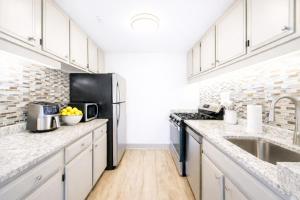 The Hartford Skyline - Stylish Downtown Condo with Wifi Gym