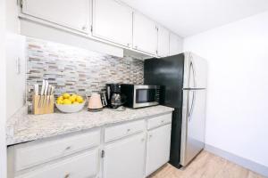 The Hartford Skyline - Stylish Downtown Condo with Wifi Gym