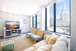 The Hartford Skyline - Stylish Downtown Condo with Wifi Gym
