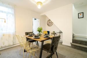 Stylish WA10 3 Bed House Close to Town Centre