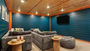 Smoky Ridge by AvantStay Renovated Cabin w Indoor Pool Game Room Theater