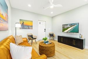 Coastal Chic Designer Waterfront Retreat 301