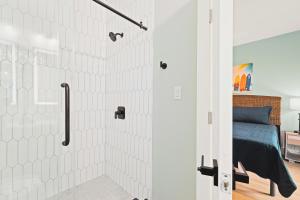 Coastal Chic Designer Waterfront Retreat 301