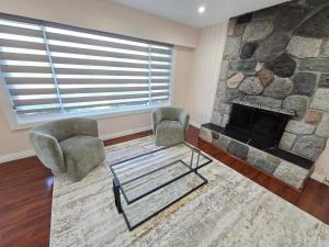 3 BR Lux home with AC in a central location