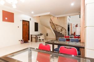 RedDoorz Plus near Pantai Malalayang Manado