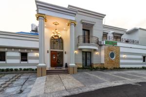 RedDoorz Plus near Pantai Malalayang Manado