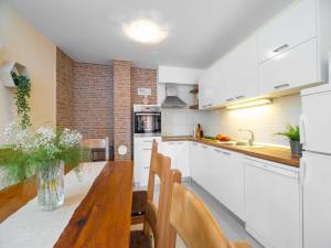 Holiday Home Diana - Five Bedroom House with Terrace and Sea View
