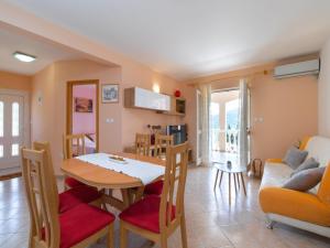 Holiday Home Diana - Two Bedroom Apartment with Terrace and Sea View