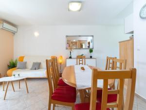 Holiday Home Diana - Two Bedroom Apartment with Terrace and Sea View