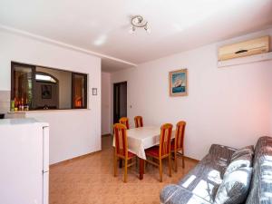 Apartments Klis -Two-Bedroom Apartment with Terrace