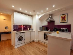 2-Bedroom Newbury Apartment for 7