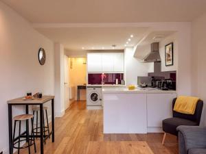 2-Bedroom Newbury Apartment for 7