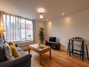 2-Bedroom Newbury Apartment for 7