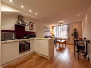 2-Bedroom Newbury Apartment for 7