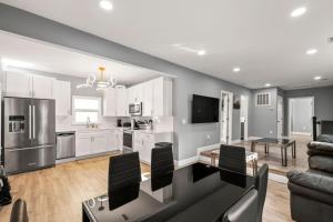 Home near RFK with Private Suite & driveway sleeps 16