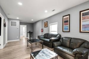 Home near RFK with Private Suite & driveway sleeps 16