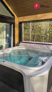 Le Bleu Bourgeois - Chalet 6 pers Spa privé Piscine Sauna - Resort près de Québec