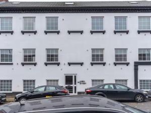 Modern Westside Apartment Bridge Street West