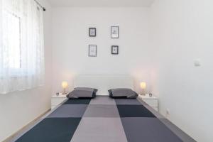 Apartments with parking space Trogir - 25137