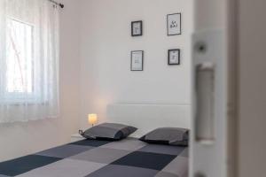 Apartments with parking space Trogir - 25137