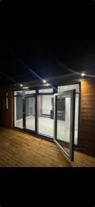 Modern Luxury 2 Bed and Private Studio Room with Parking