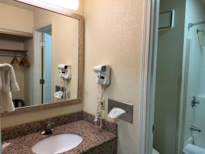 Lafayette Inn & Suites