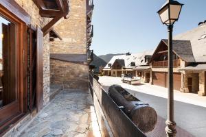 Two-Bedroom Apartment (4-5 Adults) room in Baqueira Apartamentos Cota 1700