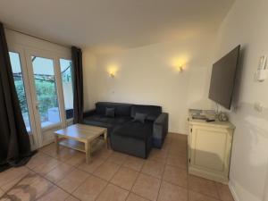 Maison t3 climatisée avec accès piscine à vagues, Domaine de Pont Royal - FR-1-658-37